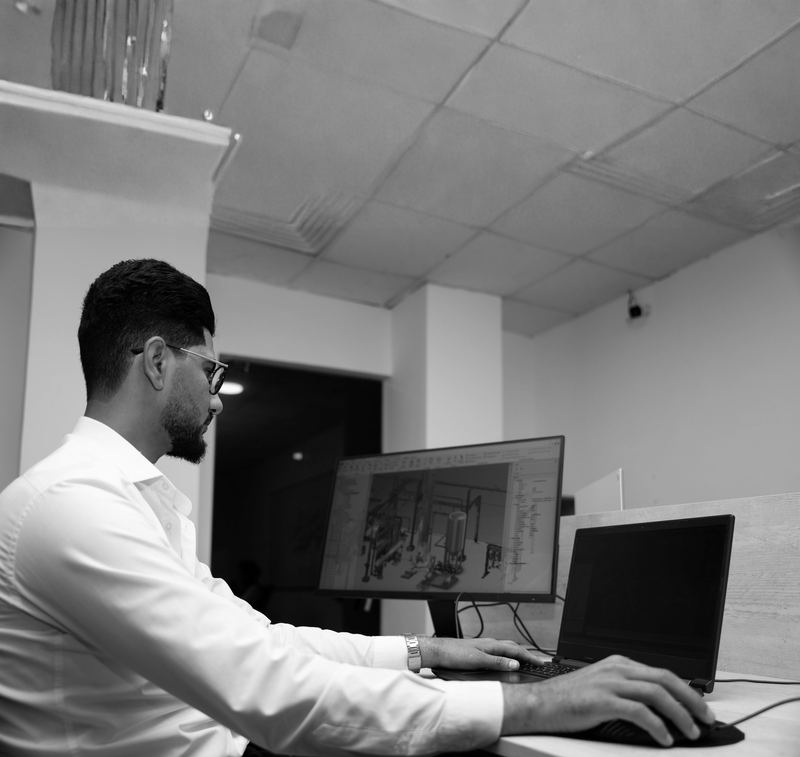 محلل GIS يعالج بيانات المسح